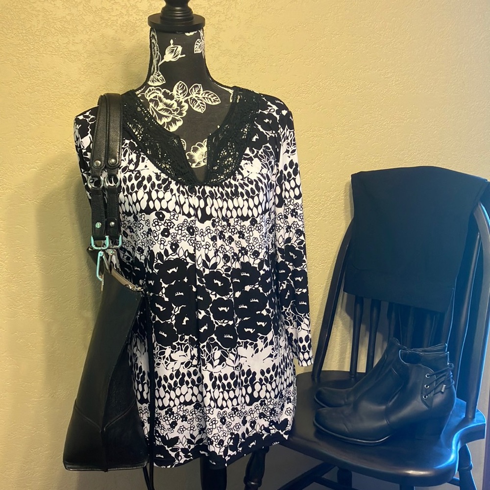 BLACK & WHITE XL LIKE NEW SUSAN LAWRENCE LACE CUTWORK NECK TOP - Picture 2 of 8